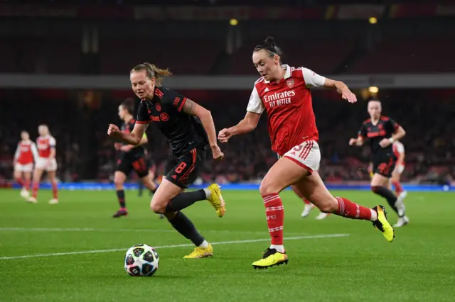 Caitlin Foord of Arsenal is put under pressure by Maximiliane Rall