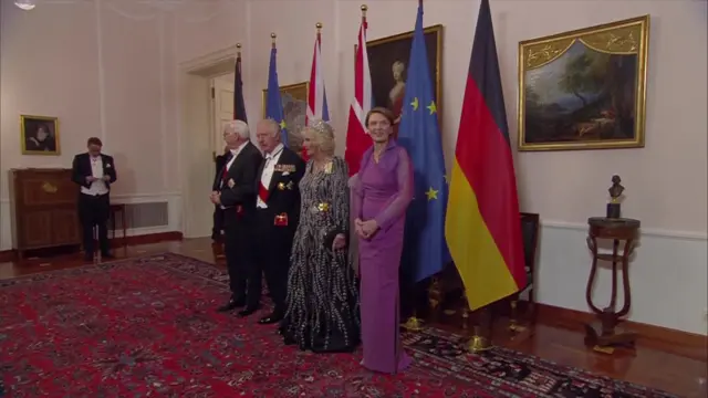 Royals and presidential couple enter the palace