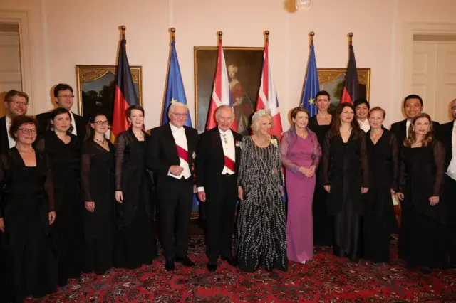 German President Frank-Walter Steinmeier, Britain's King Charles III, Camilla, Queen Consort and German First Lady Elke Buedenbender pose with guests at a state banquet