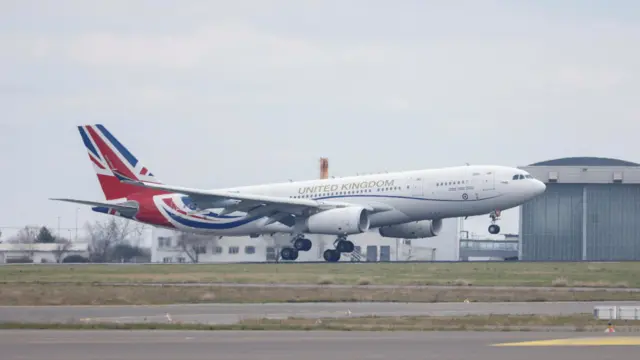 The plane carrying King Charles arrives in Berlin