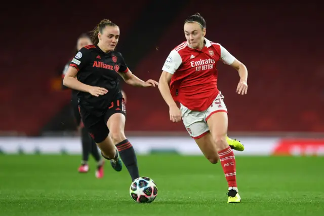 Georgia Stanway of FC Bayern Munich battles for possession with Caitlin Foord