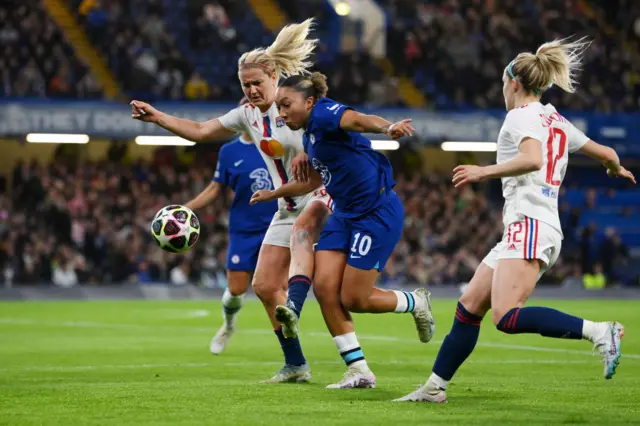 Lauren James of Chelsea is challenged by Lindsey Horan