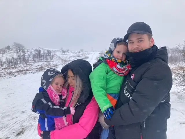 Payton, 1, and Ashton, 3, with their parents