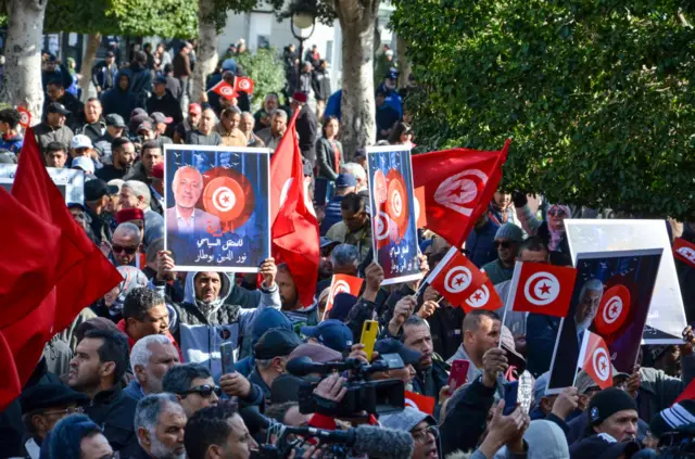 People take part in a demonstration demanding the release of prominent figures opposed to the president