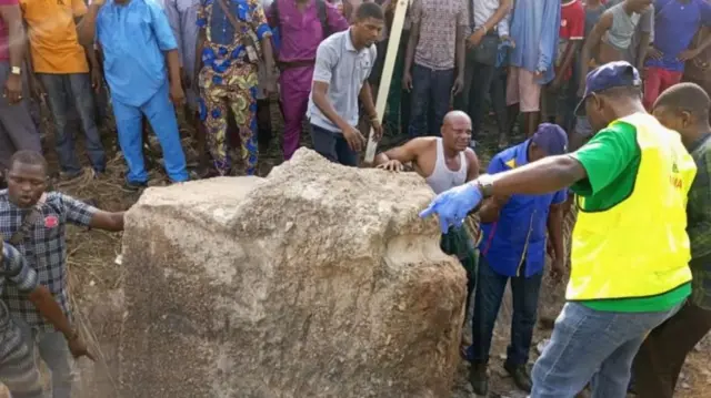 Rescue efforts at crash site, Lagos