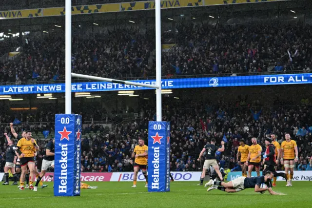 Jamison Gibson-Park scoring for Leinster