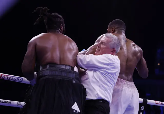 Anthony Joshua nad Jermaine Franklin are seperated by referee