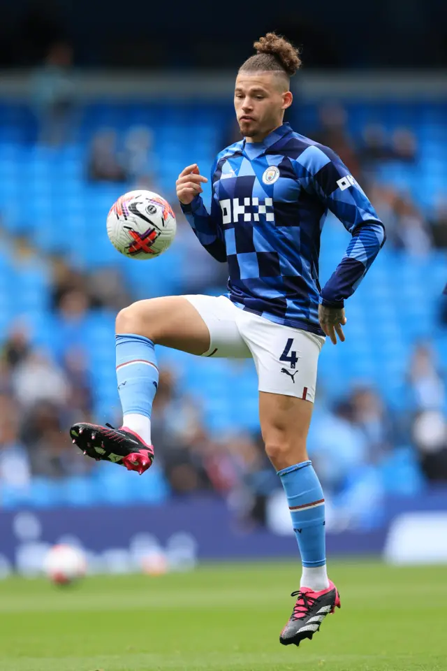 Kalvin Phillips warms up for Man City.