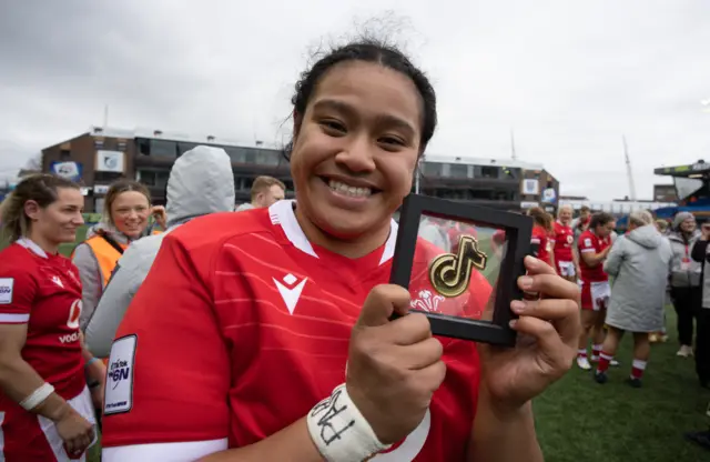 Sisilia Tuipulotu with POM award after Ireland win