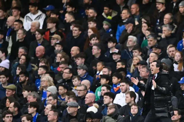 Unai Emery shouting at his players with the crowd behind him