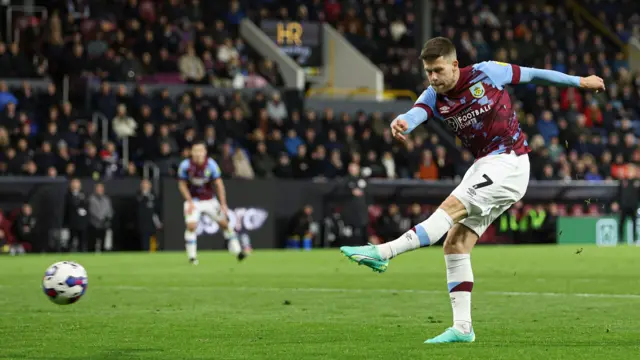 Johann Berg Gudmundsson scores for Burnley