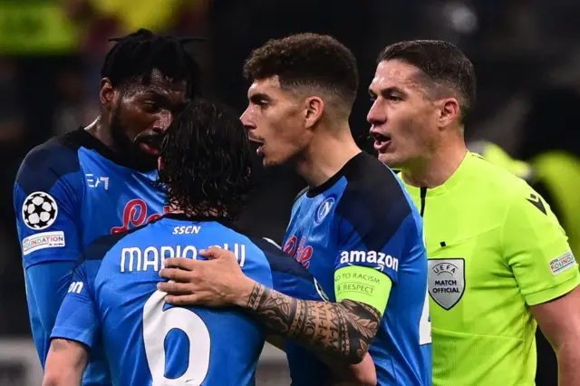 Andre Zambo Anguissa and Mario Rui argue with referee Istvan Kovacs