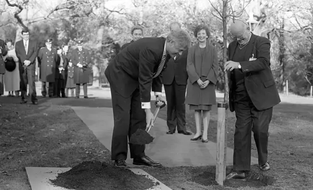 President Bill Clinton with President of Ireland Mary Robinson planting a tree at Aras An Uachtarain