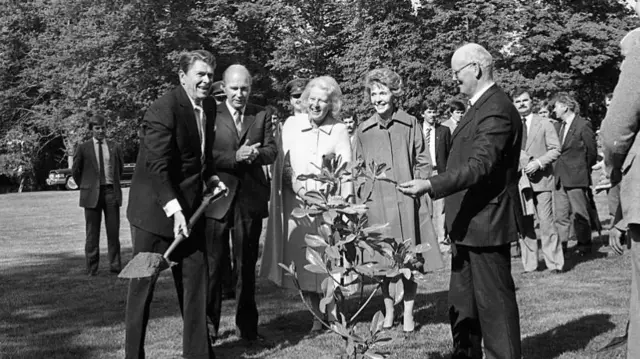 US President Ronald Reagan plant a tree at Aras an Uachtarain