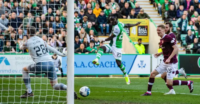 Hibs' Elie Youan shoots