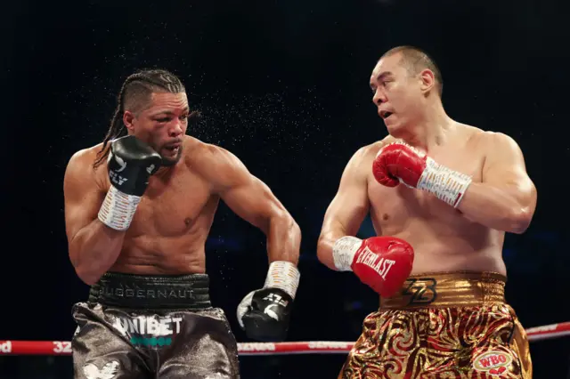 Joe Joyce in a fight with Zhilei Zhang