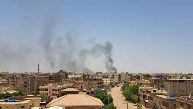 Smoke rises after clashes erupted in the Sudanese capital between the Sudanese Armed Forces and the paramilitary Rapid Support Forces (RSF) on 15 April 2023