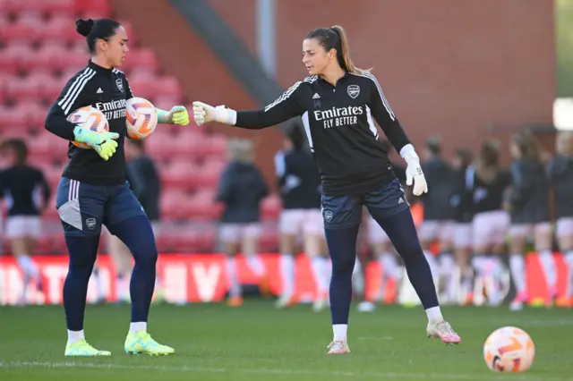 Arsenal's keepers warm up before man utd match.