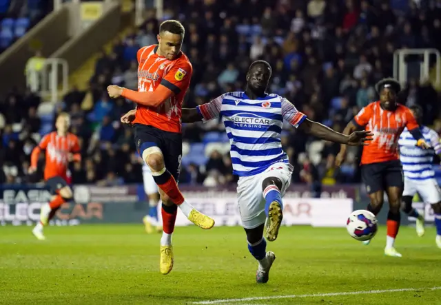 Carlton Morris goes close for Luton at Reading