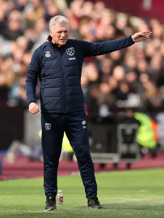 David Moyes, Manager of West Ham United, gestures to his players on the side lines