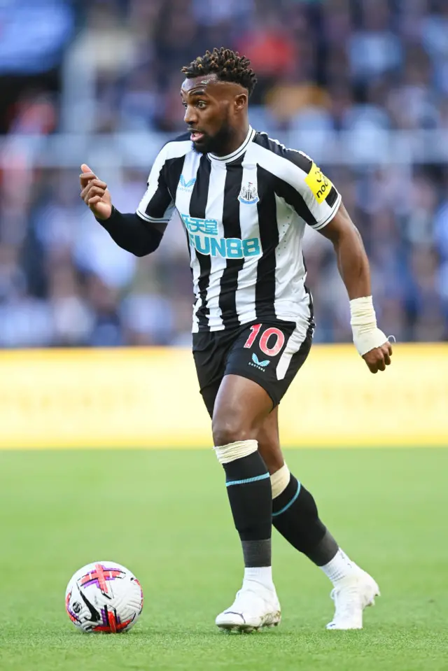 Allan Saint-Maximin of Newcastle United dribbling the ball