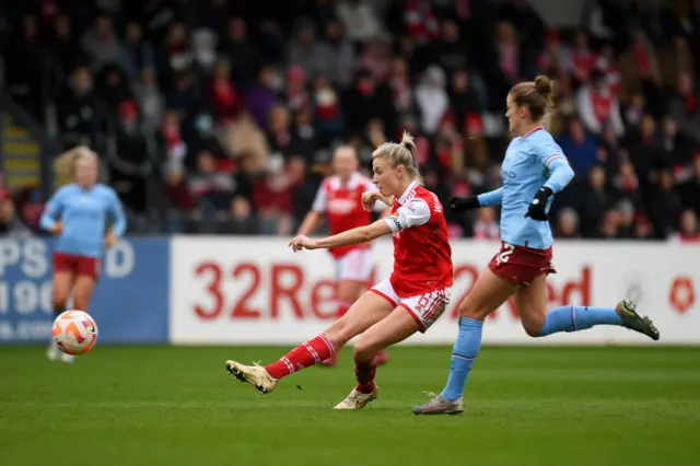 Leah Williamson of Arsenal shoots and misses whilst under pressure from Filippa Angeldal of Manchester City