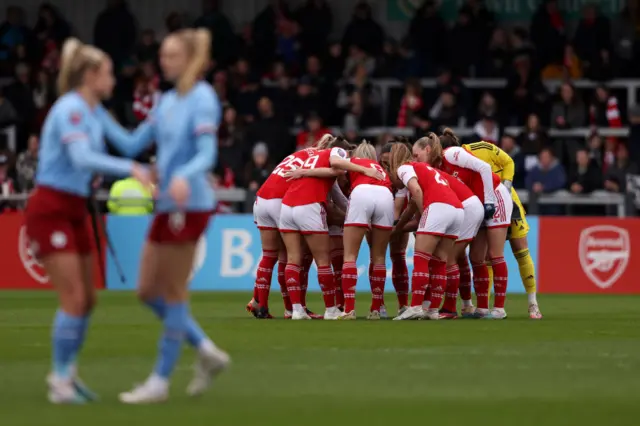 Players of Arsenal form a huddle prior to the FA Women's Super League match between Arsenal and Manchester City