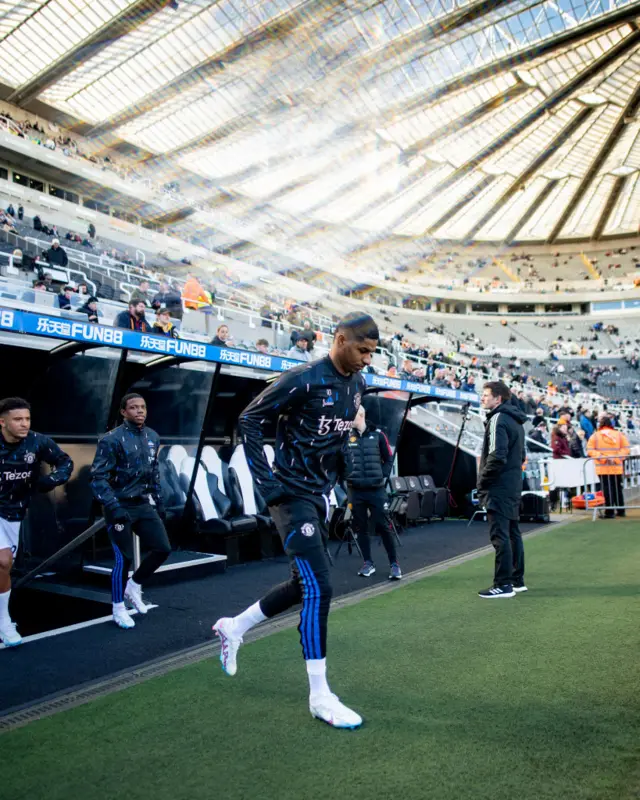 Marcus Rashford of Manchester United warms up prior