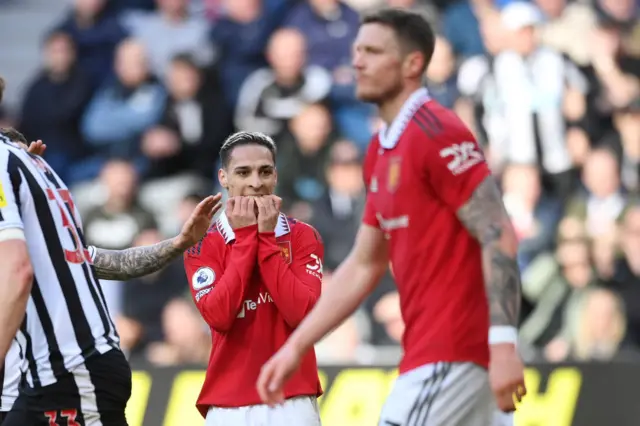 Antony of Manchester United has his hands in his mouth in dispair