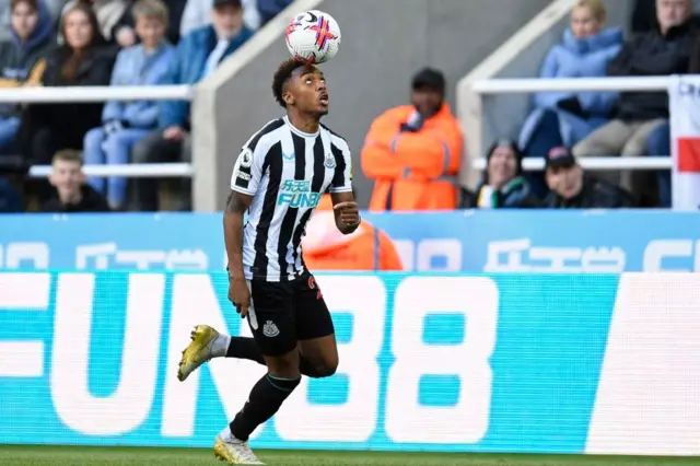 Joe Willock juggling ball on his head