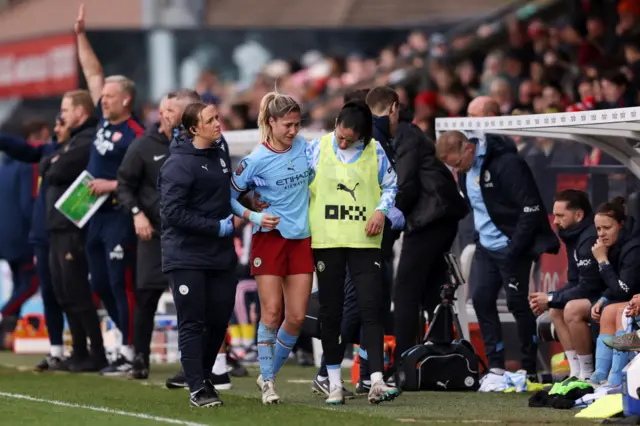 Laia Aleixandri of Manchester City leaves the pitch after picking up an injury