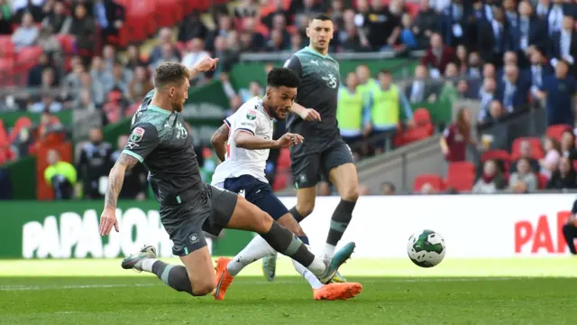 Elias Kachunga scores for Bolton