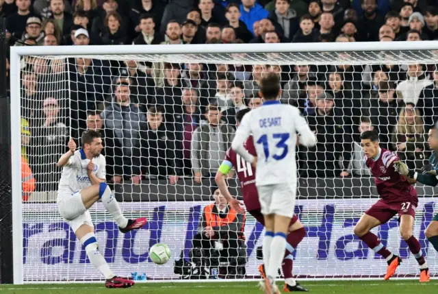 Hugo Cuypers scores for Gent