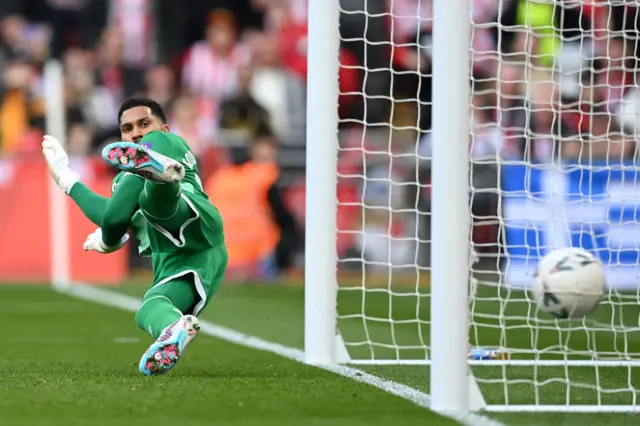 Wes Foderingham of Sheffield United fails to save a penalty from Riyad Mahrez