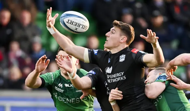 Tom Jordan juggles the ball as he bursts through Connacht's defence for his try