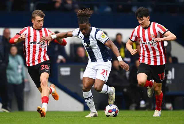 West Brom's Brandon Thomas-Asante (centre) takes on Sunderland's Jack Clarke and Luke O'Nien