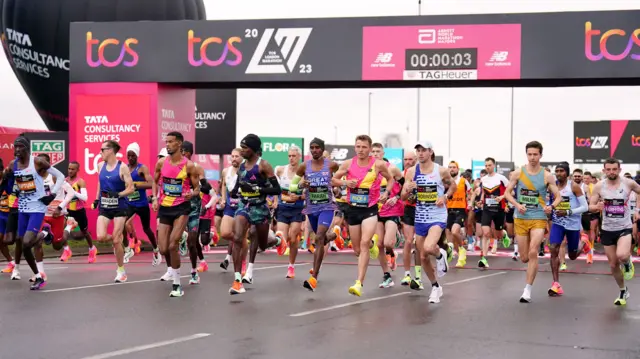 Athletes start the London Marathon