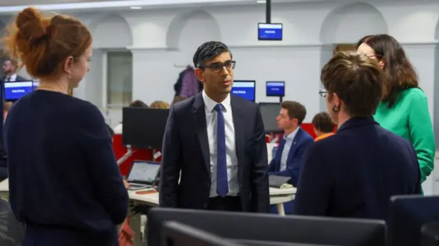 Rishi Sunak talking to Foreign Office staff working on evacuating people from Sudan