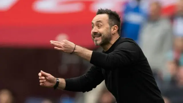 Roberto de Zerbi gives instructions to his Brighton team