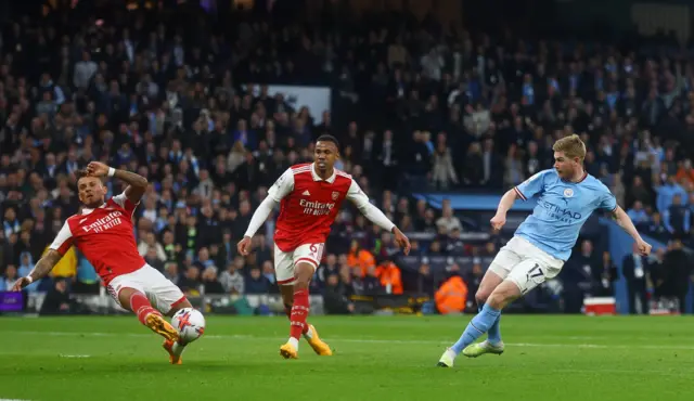 Arsenal's Ben White blocks a shot from Manchester City's Kevin de Bruyne