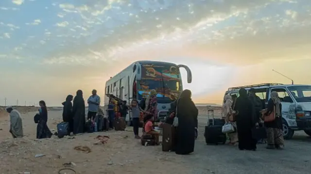 Sudanese citizens fleeing Sudan by buses to Egypt