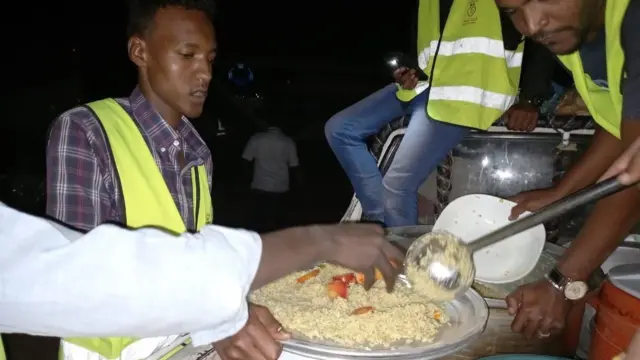 Volunteers set up a kitchen in Al Gazira state for internally displaced people