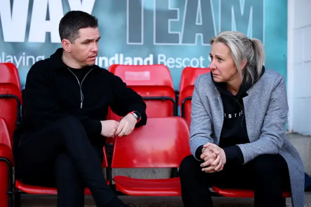 Marc Skinner and Carla Ward chat ahead of Man Utd v Villa.