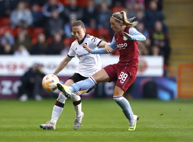 Jordan Nobbs and Ona Batlle battle for the ball.