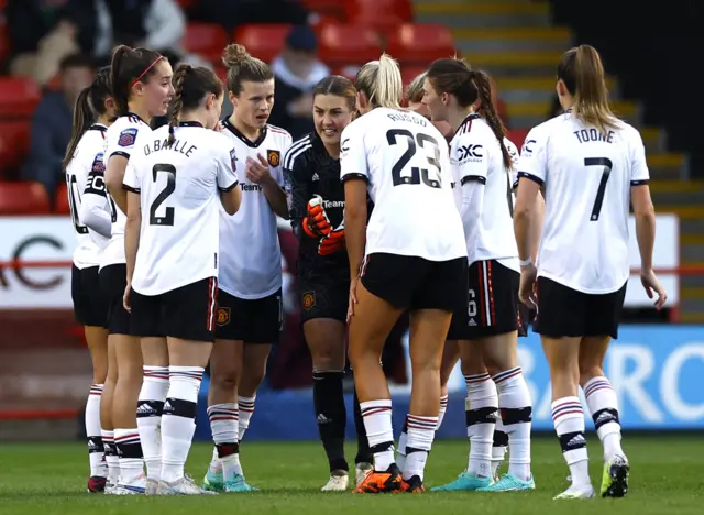 Man Utd players gather to chat after conceding again.