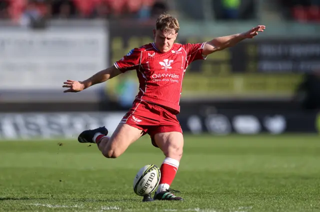 Sam Costelow kicks a penalty