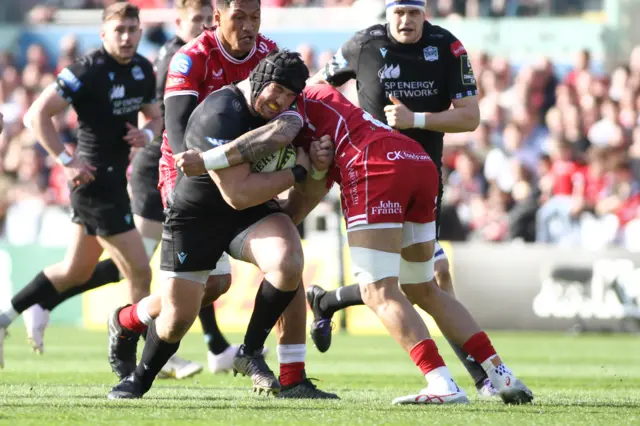 Zander Fagerson carries the ball for Glasgow