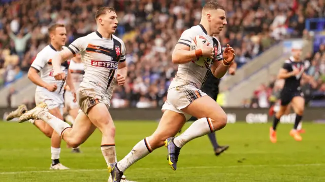 George Williams runs in England's fifth try