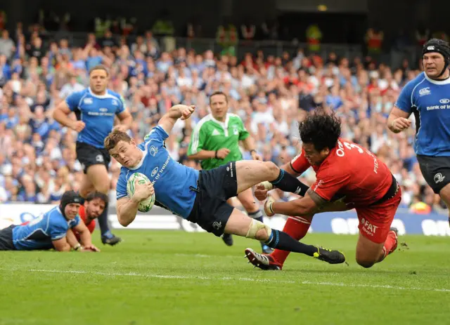 Brian O'Driscoll scores a try