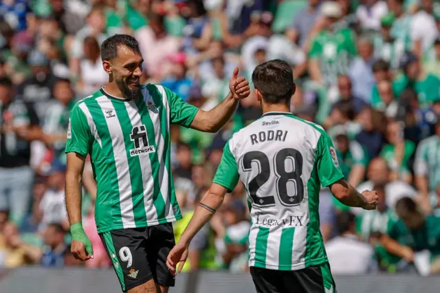 Real Betis players high five.